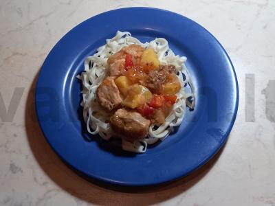 Kiauliena su ananasais ir udon makaronais pagrindine nuotrauka