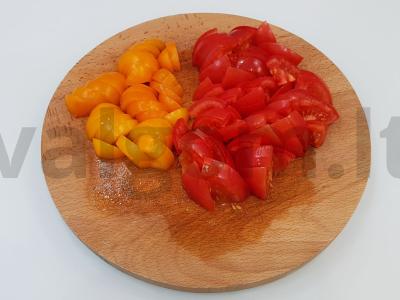 Aštrios pomidorų, paprikų ir bazilikų salotos Žingsnis 1