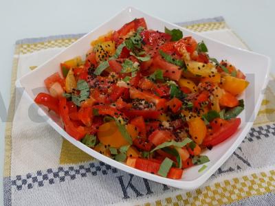 Aštrios pomidorų, paprikų ir bazilikų salotos pagrindine nuotrauka