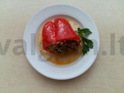 Paprikos, įdarytos daržovėmis ir mėsa, keptuvėje pagrindine nuotrauka