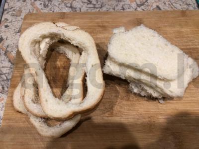 Kiaušiniai duonoje Žingsnis 1