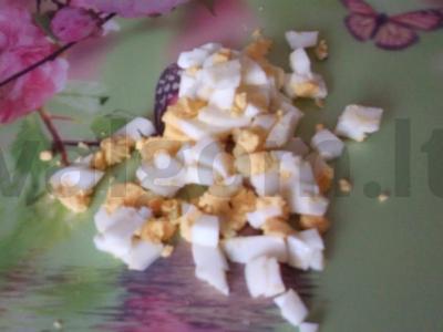 Kiaušinių ir marinuotų agurkų salotos su pikantišku padažu Žingsnis 1