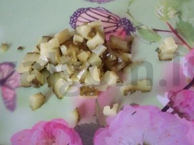 Kiaušinių ir marinuotų agurkų salotos su pikantišku padažu Žingsnis 2