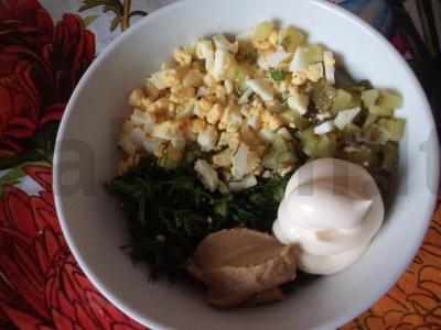 Kiaušinių ir marinuotų agurkų salotos su pikantišku padažu Žingsnis 4