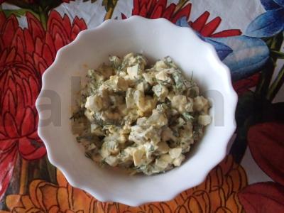 Kiaušinių ir marinuotų agurkų salotos su pikantišku padažu pagrindine nuotrauka