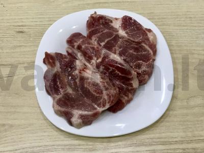 Kiauliena, kepta su svarainiais ir svogūnais Žingsnis 3