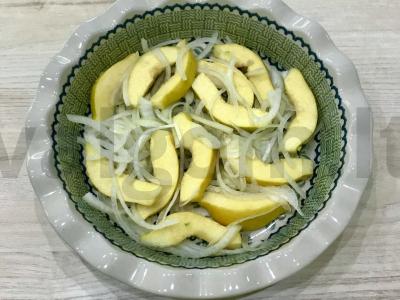 Kiauliena, kepta su svarainiais ir svogūnais Žingsnis 6
