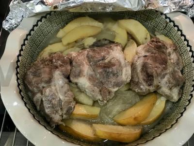 Kiauliena, kepta su svarainiais ir svogūnais pagrindine nuotrauka