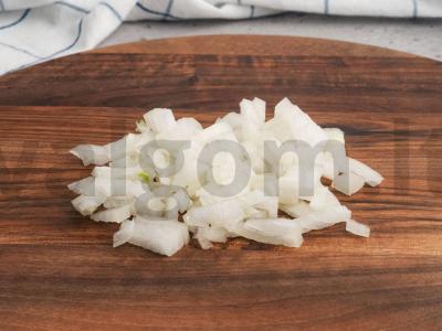 Sluoksniuotos salotos su konservuota žuvimi ir skrebučiais Žingsnis 2