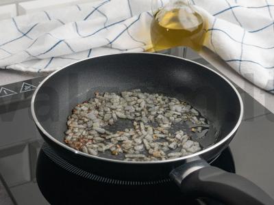 Sluoksniuotos salotos su konservuota žuvimi ir skrebučiais Žingsnis 3