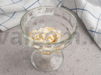 Sluoksniuotos salotos su konservuota žuvimi ir skrebučiais Žingsnis 4