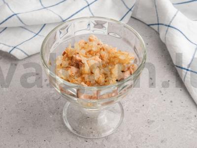 Sluoksniuotos salotos su konservuota žuvimi ir skrebučiais Žingsnis 5