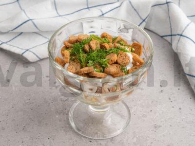 Sluoksniuotos salotos su konservuota žuvimi ir skrebučiais Žingsnis 6