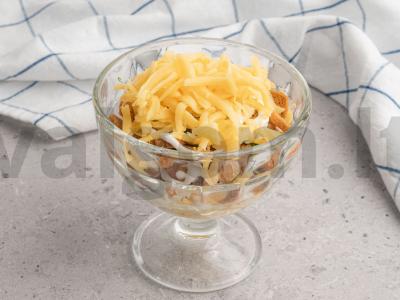 Sluoksniuotos salotos su konservuota žuvimi ir skrebučiais Žingsnis 7