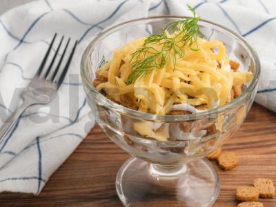 Sluoksniuotos salotos su konservuota žuvimi ir skrebučiais Žingsnis 8