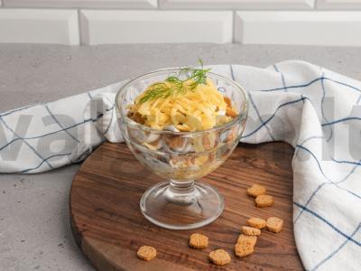 Sluoksniuotos salotos su konservuota žuvimi ir skrebučiais pagrindine nuotrauka