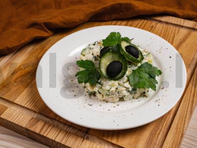 Klasikinės salotos su menke ir agurkais pagrindine nuotrauka