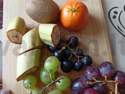Vaisių salotos su vynuogėmis, bananais ir obuoliais Žingsnis 1