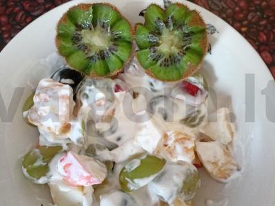 Vaisių salotos su vynuogėmis, bananais ir obuoliais pagrindine nuotrauka