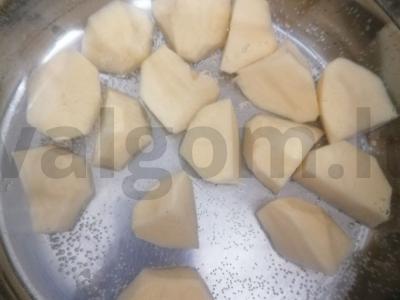 Žiedinių kopūstų tyrės sriuba su mėsos kukuliais Žingsnis 1