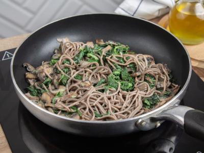 Grikių soba su karališkaisiais grybais, špinatais ir grietinėle Žingsnis 4