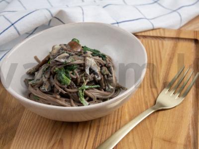 Grikių soba su karališkaisiais grybais, špinatais ir grietinėle pagrindine nuotrauka