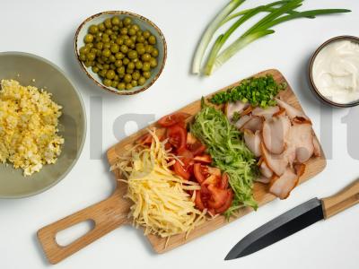 Salotos su vištiena ir konservuotais žirneliais Žingsnis 1