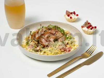 Salotos su vištiena ir konservuotais žirneliais pagrindine nuotrauka