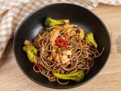 Soba su šonine ir brokoliais pagrindine nuotrauka