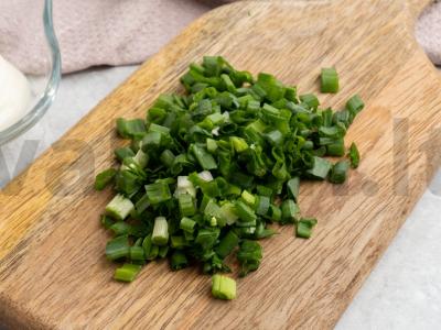 Kiaušiniai, įdaryti žaliaisiais svogūnais, česnakais ir tryniais Žingsnis 1