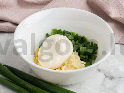 Kiaušiniai, įdaryti žaliaisiais svogūnais, česnakais ir tryniais Žingsnis 2