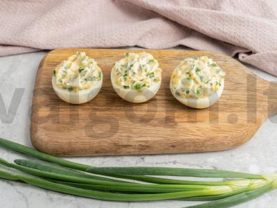 Kiaušiniai, įdaryti žaliaisiais svogūnais, česnakais ir tryniais Žingsnis 3