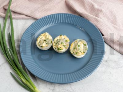 Kiaušiniai, įdaryti žaliaisiais svogūnais, česnakais ir tryniais Žingsnis 4