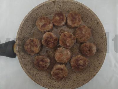 Mėsos kukuliai pupelių ir pomidorų padaže Žingsnis 2