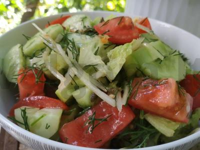 Vasaros daržovių salotos su pikantišku padažu pagrindine nuotrauka