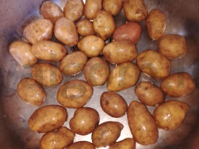 Kaimiškos bulvės su alyvuogių aliejumi, krapais ir grietine Žingsnis 1