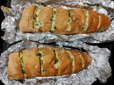 Aromatinga bagetė su sūriu, česnakais ir žolelėmis Žingsnis 1