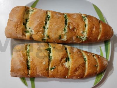 Aromatinga bagetė su sūriu, česnakais ir žolelėmis pagrindine nuotrauka