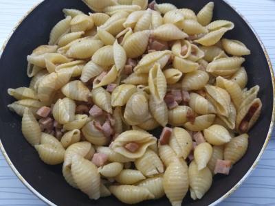 Makaronai su kumpiu Žingsnis 1