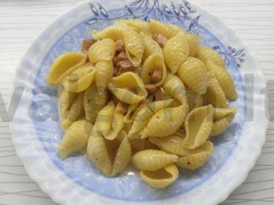 Makaronai su kumpiu pagrindine nuotrauka