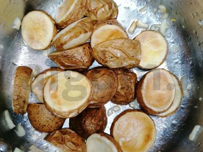 Keptos bulvės pagal autoriaus receptą Žingsnis 4