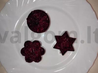 Burokėlių salotos su česnakais ir graikiniais riešutais Žingsnis 5