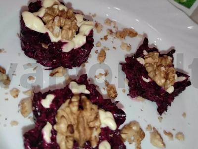 Burokėlių salotos su česnakais ir graikiniais riešutais pagrindine nuotrauka