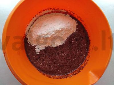 Aromatingi šokoladiniai keksiukai popierinėse formelėse iš mikrobangų krosnelės Žingsnis 1