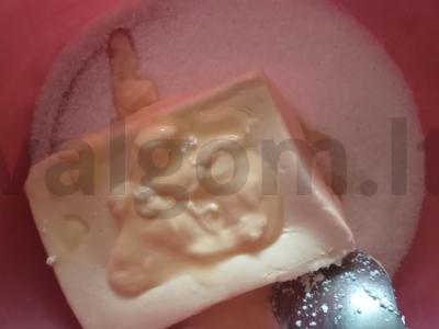 Minkštas, burnoje tirpstantis varškės pyragas Žingsnis 1