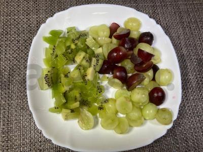 Vynuogių desertas su vaisiais, uogomis ir plakta grietinėle Žingsnis 1