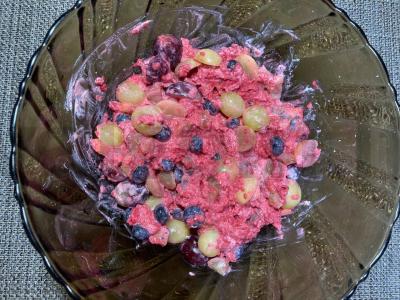 Vynuogių desertas su vaisiais, uogomis ir plakta grietinėle Žingsnis 2