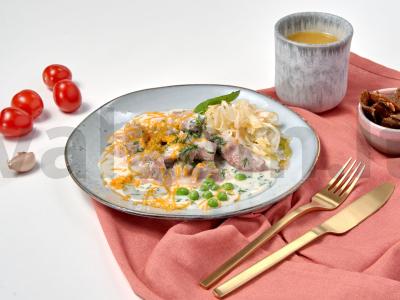 Kalakutiena česnakiniame-pieno padaže pagrindine nuotrauka