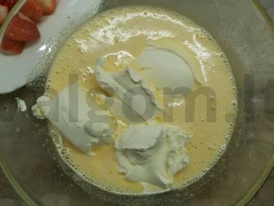 Legendinis Pavlovos desertas su mandarinų kremu Žingsnis 2