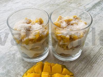 Subtilus desertas su mangais ir ananasais pagrindine nuotrauka